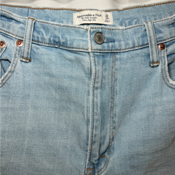 Abercrombie & Fitch Sky Blue Relaxed Jeans with Distressed Knees - Picture 6 of 7